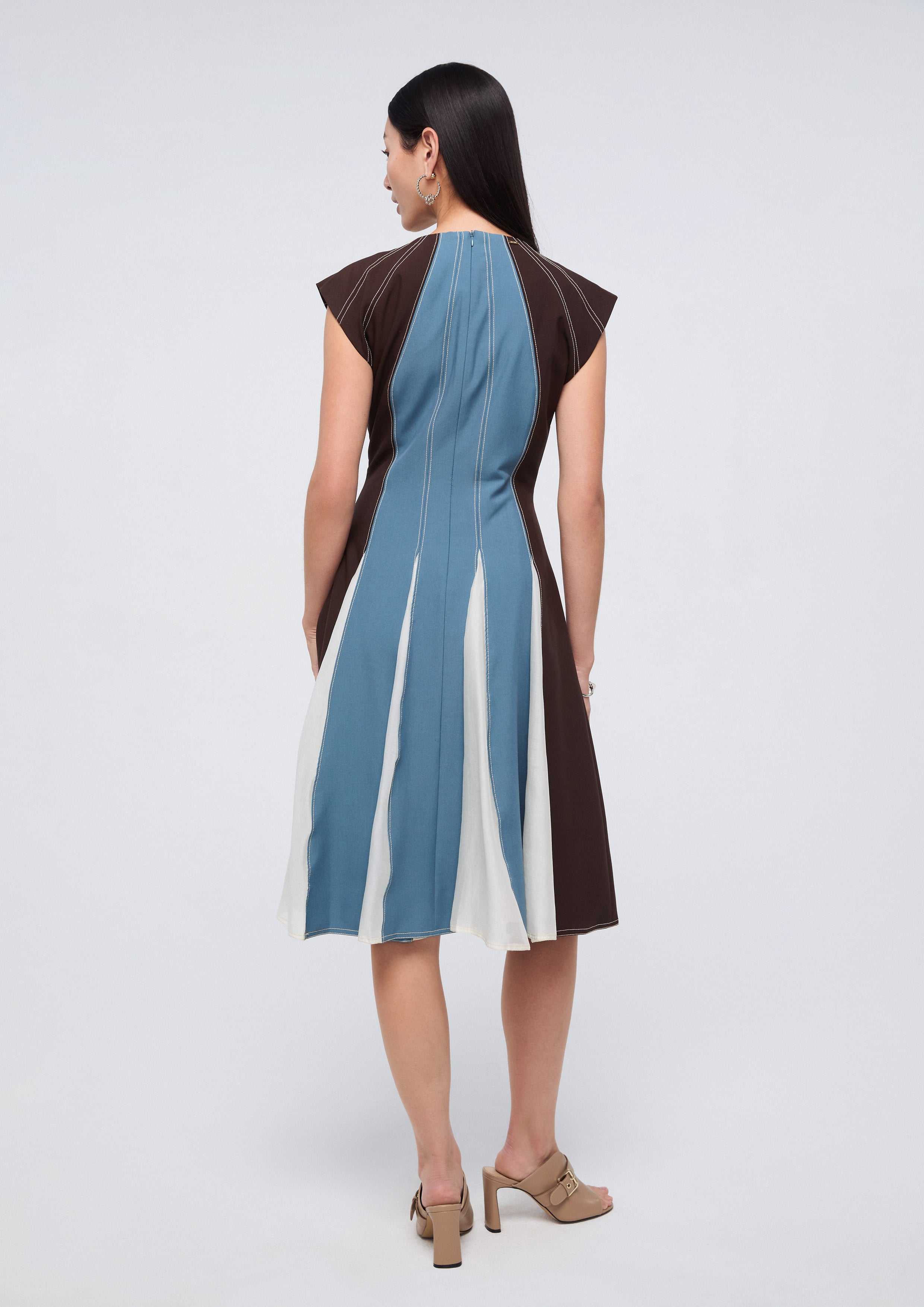 เดรสสั้นพาแนลแขนกุด