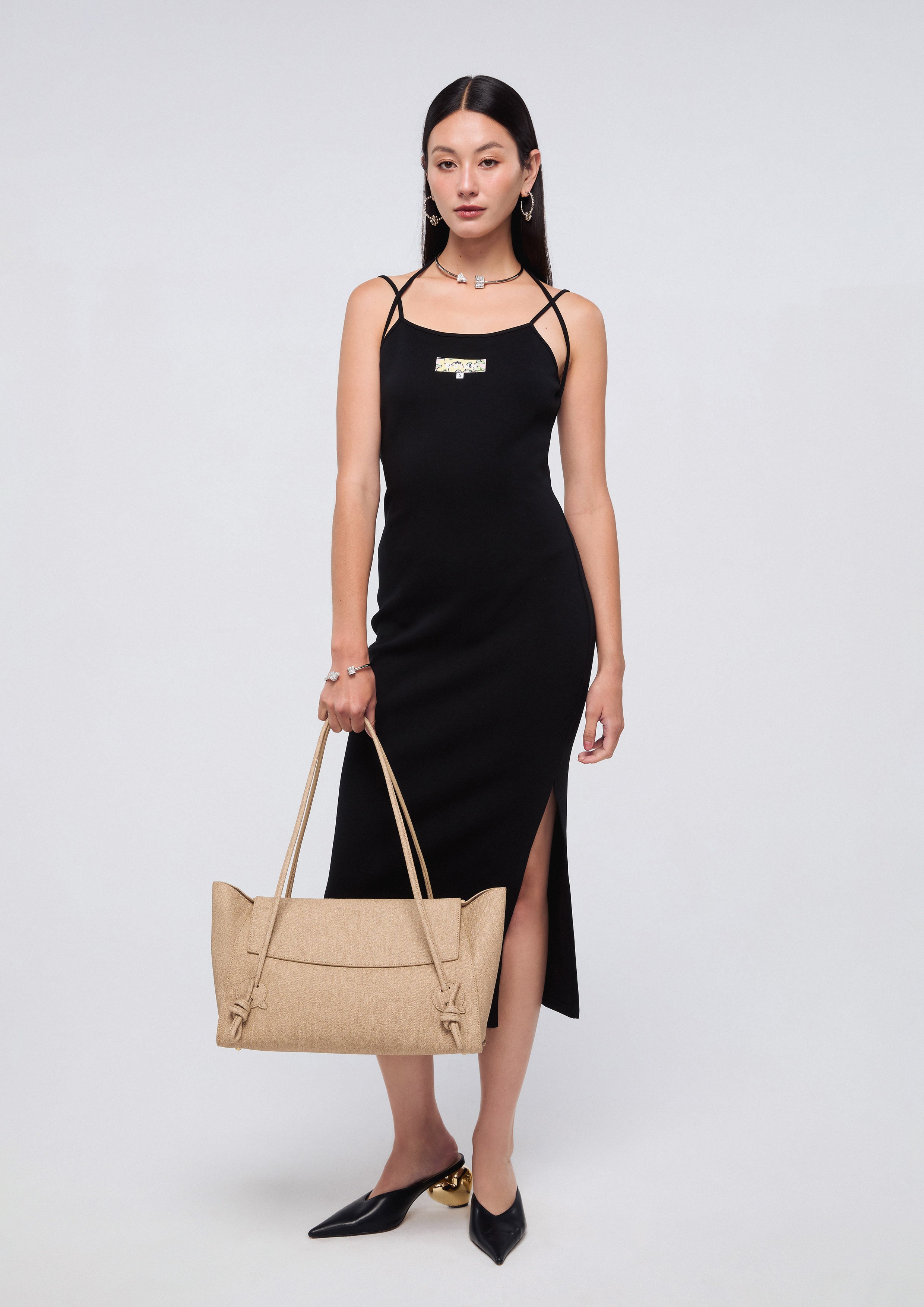 เดรสมิดิสายเดี่ยวปักโลโก้