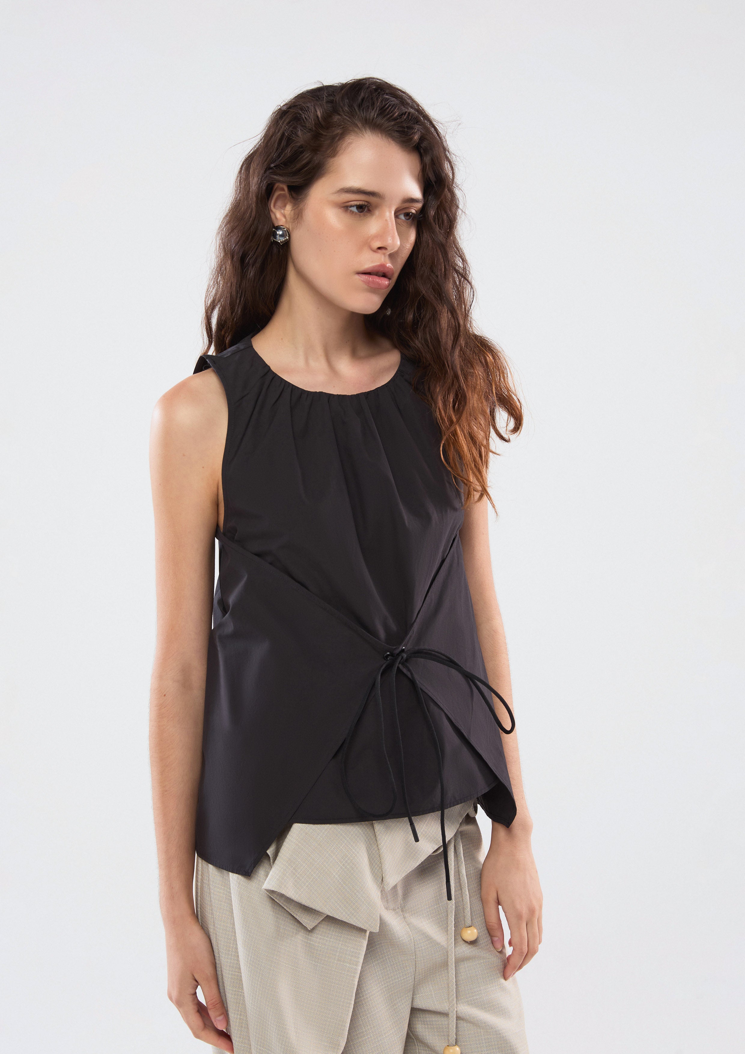 เสื้อแขนกุดผูกโบไขว้หน้า