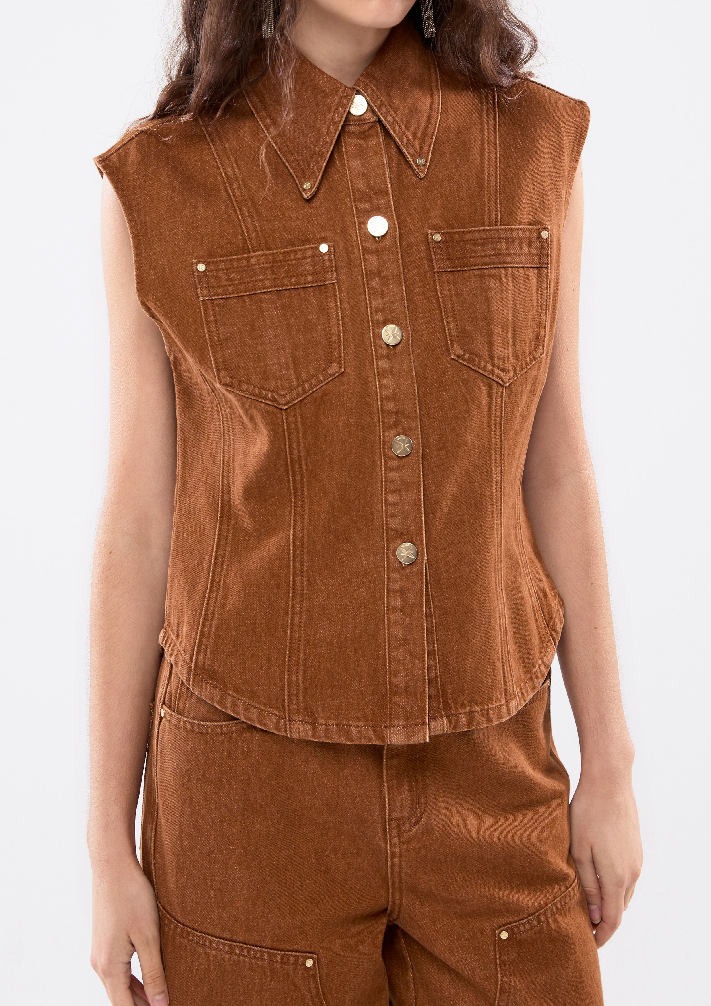 เสื้อเดนิมแขนกุดติดกระดุม