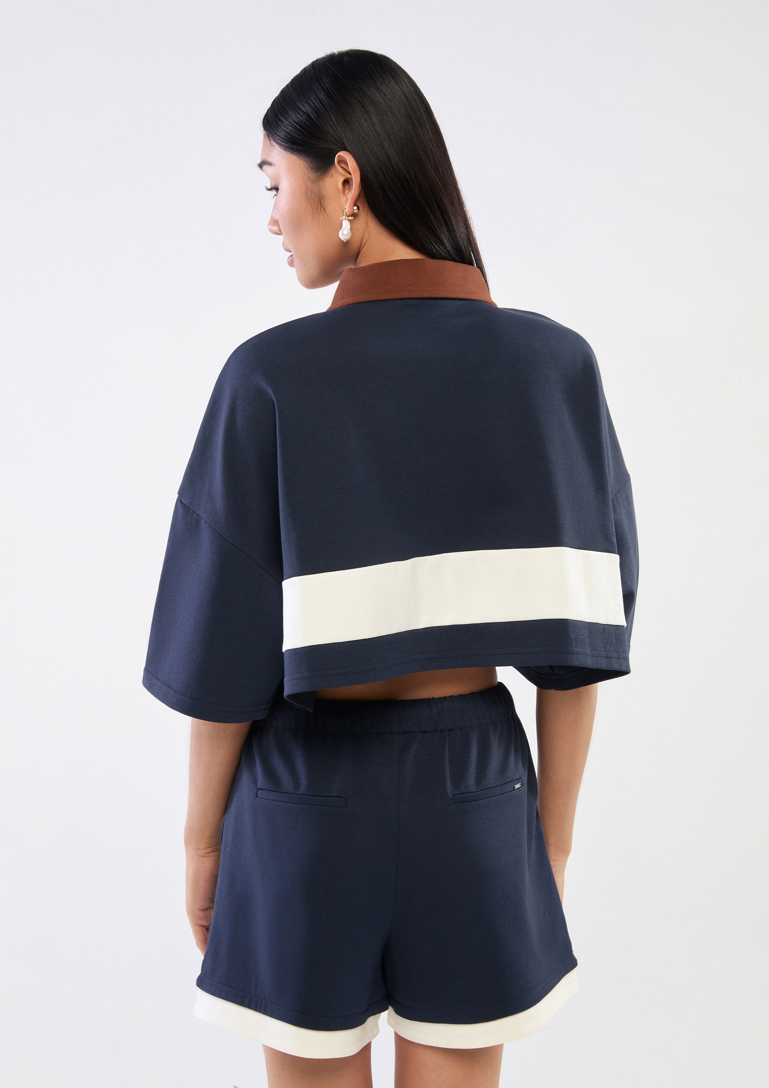 เสื้อแขนยาวทรงครอปปักโลโก้