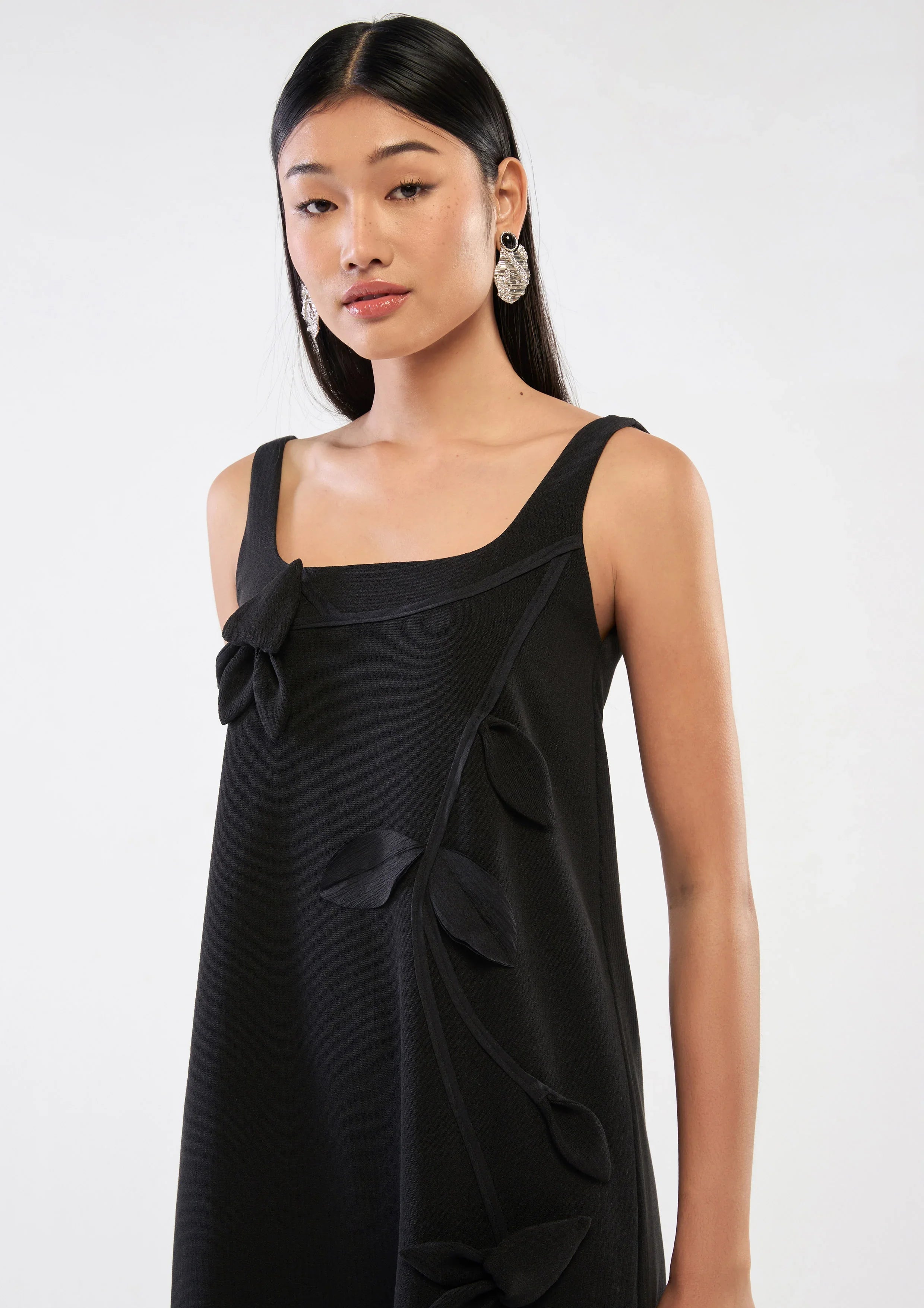 เดรสมิดิแต่งโมทีฟใบไม้กระโปรงพู่