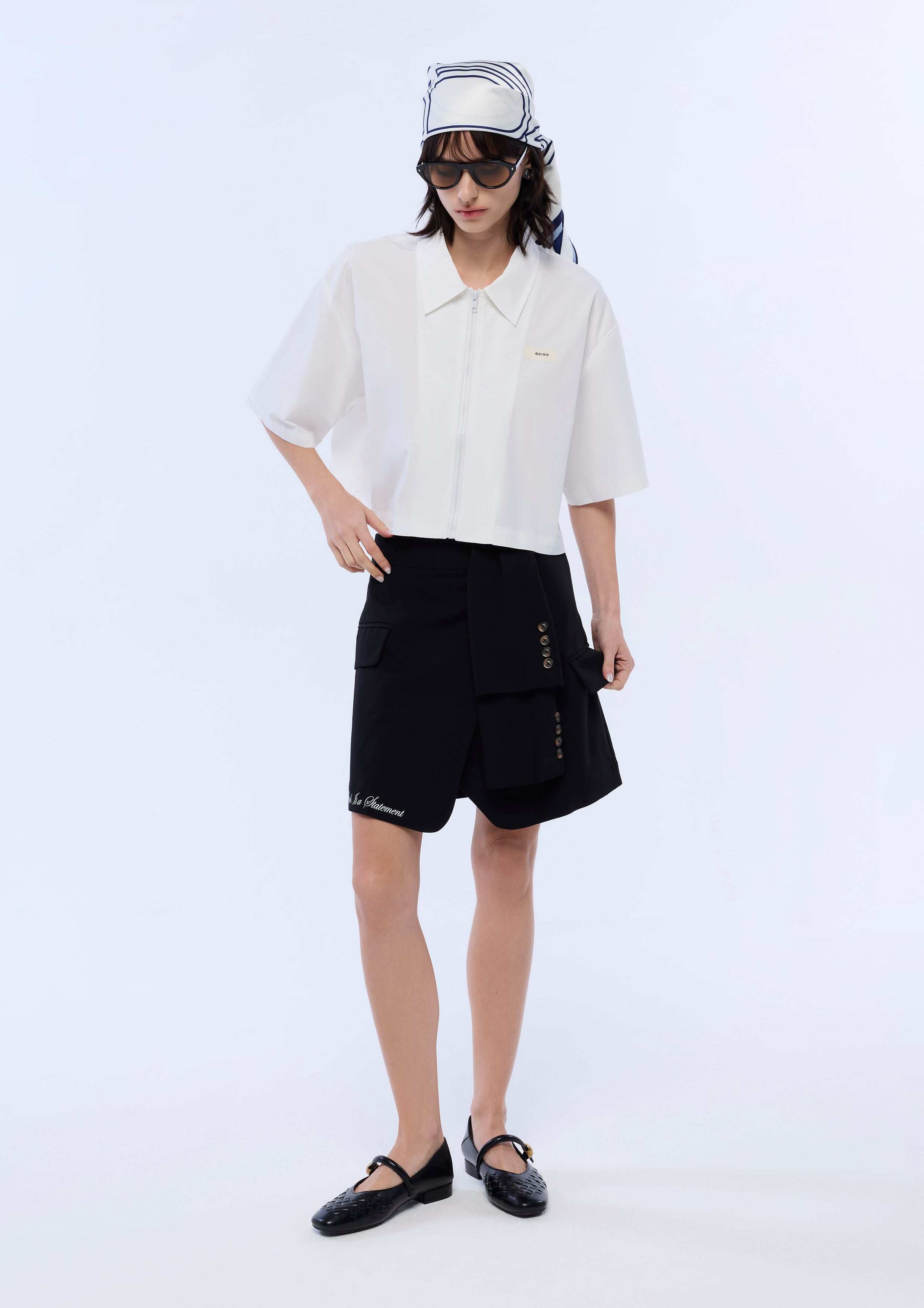 กระโปรงสั้นแต่งดีเทลแขนเสื้อ