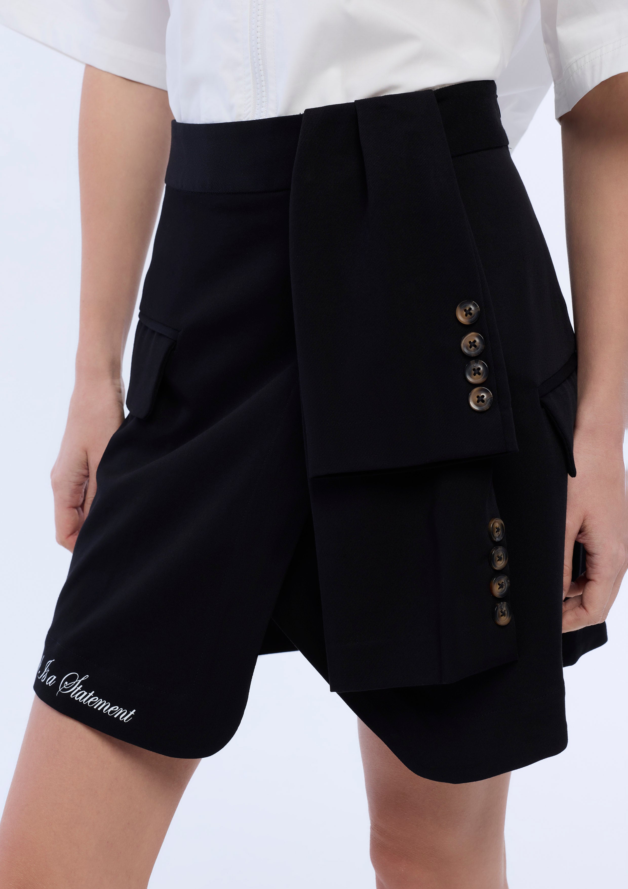 กระโปรงสั้นแต่งดีเทลแขนเสื้อ