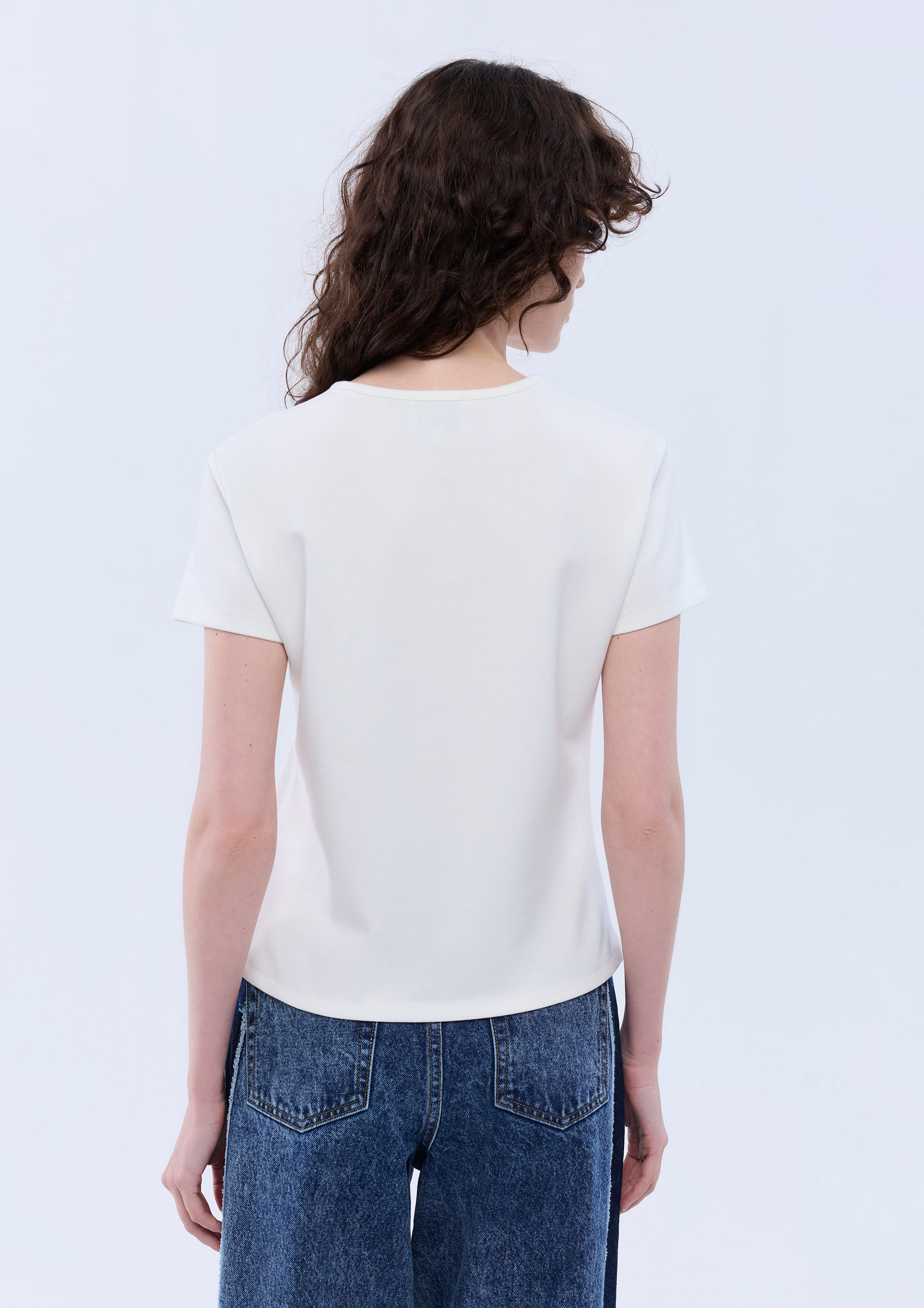 เสื้อยืดแขนสั้นปักตัวอักษร