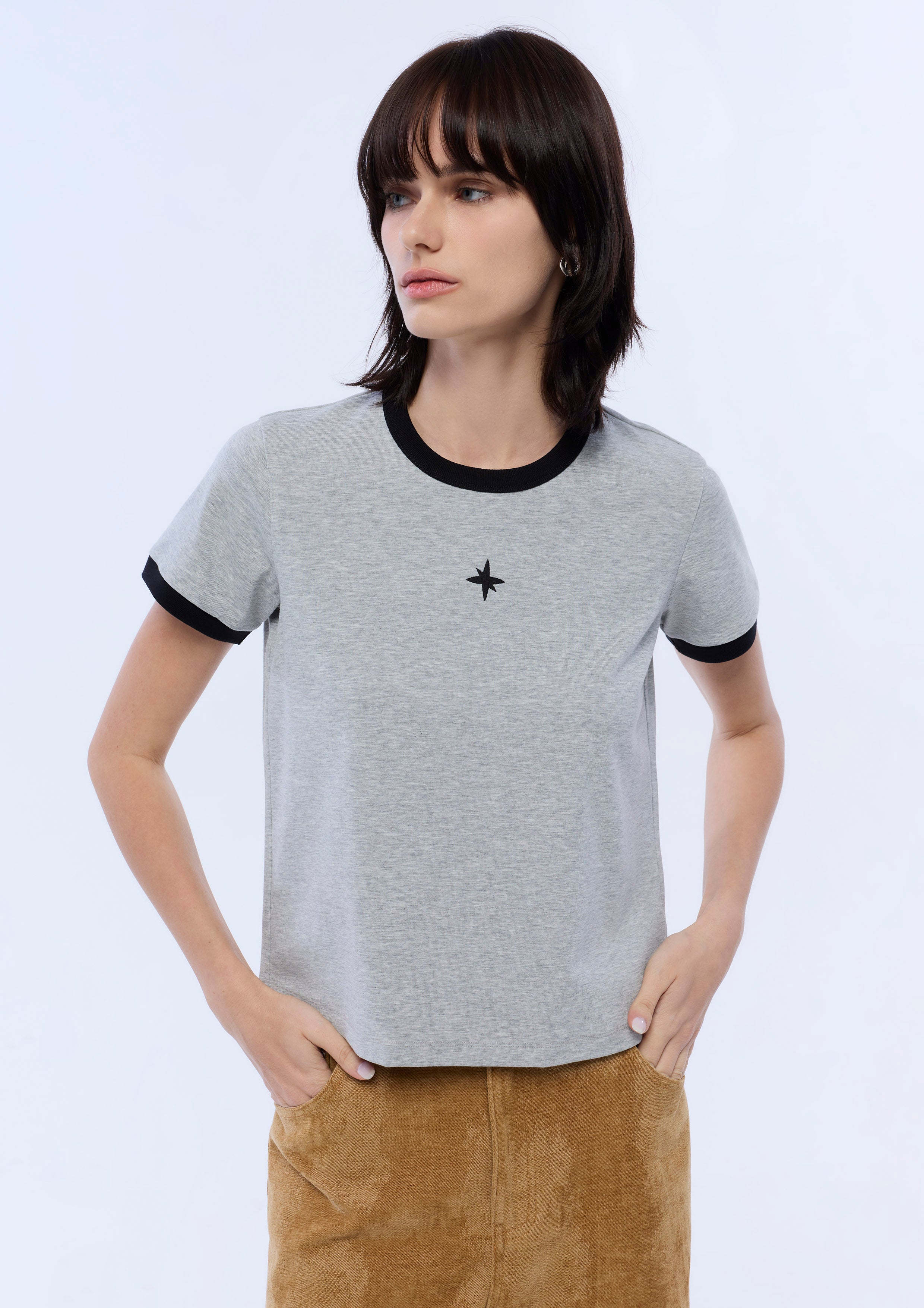 เสื้อยืดแขนสั้นปักลาย Quinn Star