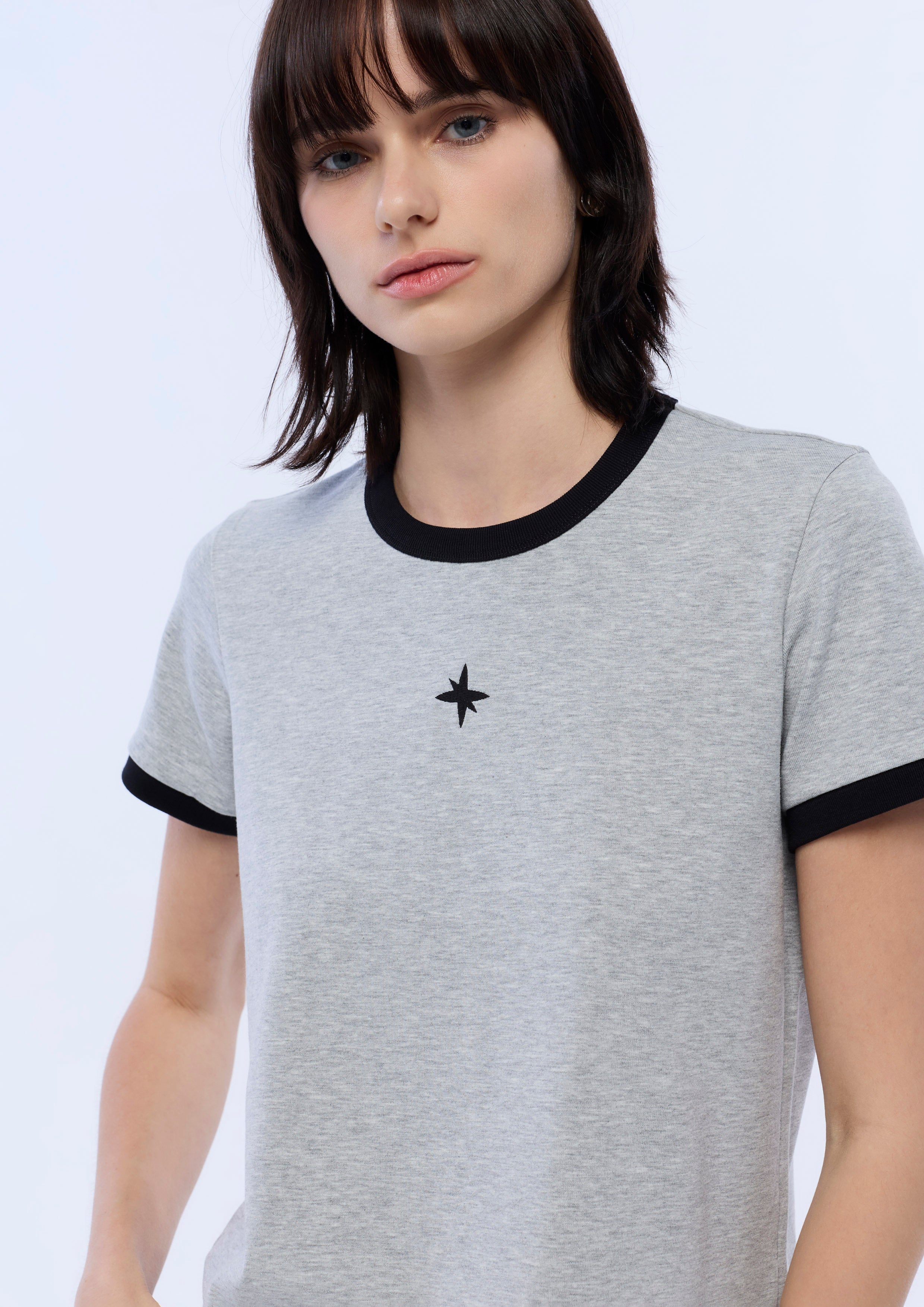 เสื้อยืดแขนสั้นปักลาย Quinn Star