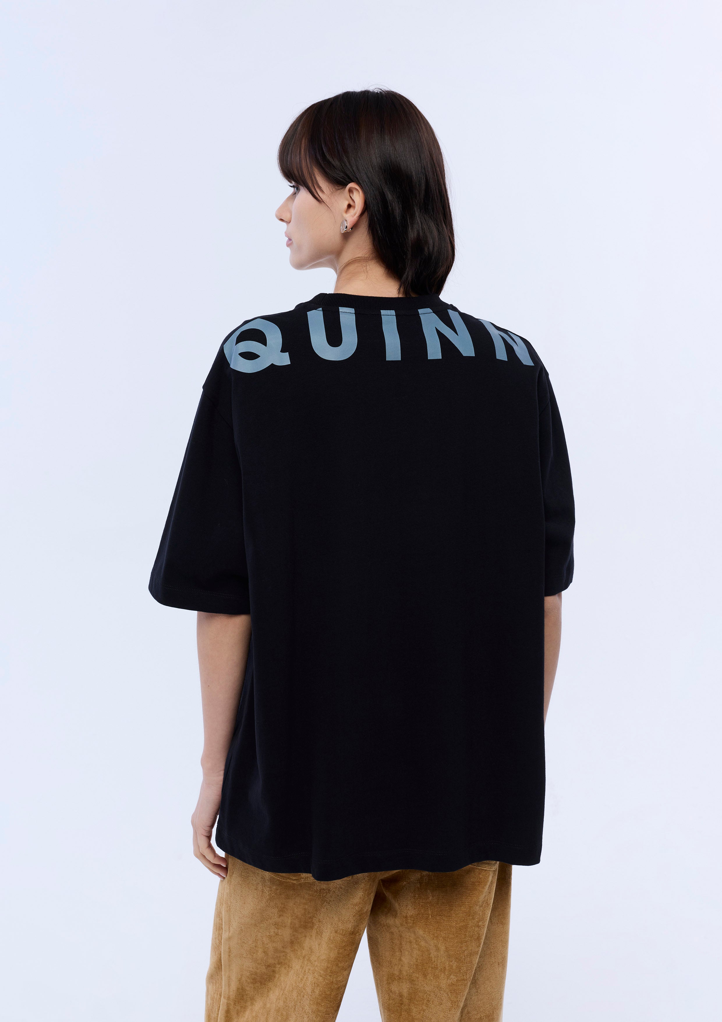 เสื้อยืดแขนสั้นพิมพ์ลายอักษรโลโก้