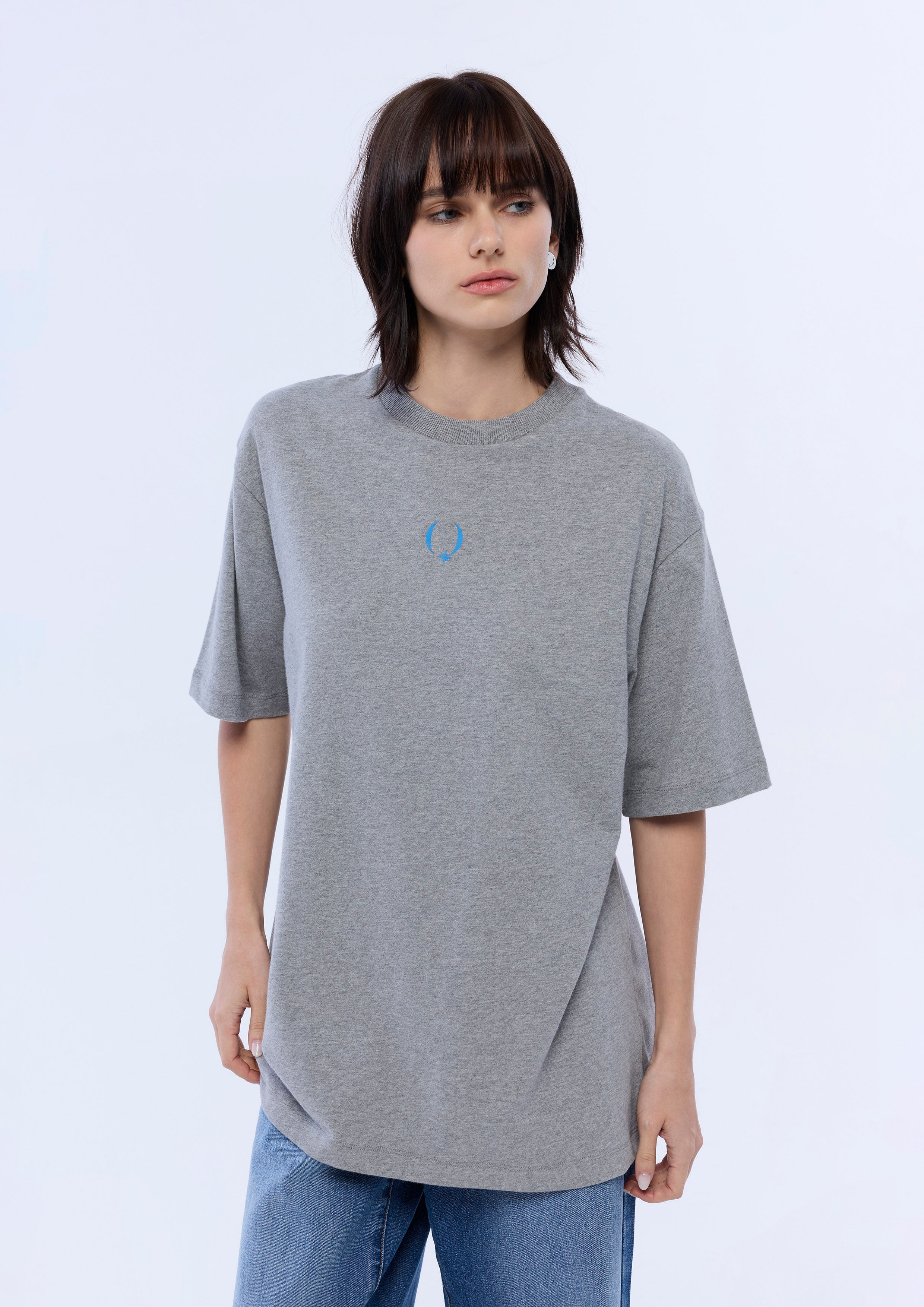 เสื้อยืดแขนสั้นพิมพ์ลายอักษรโลโก้