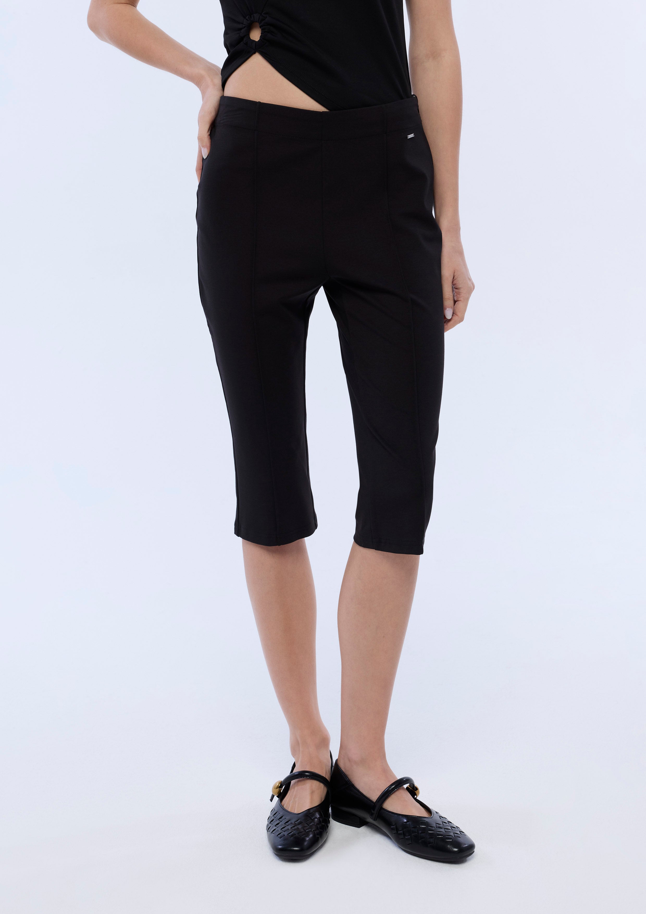 Front Pleated Slim Shorts