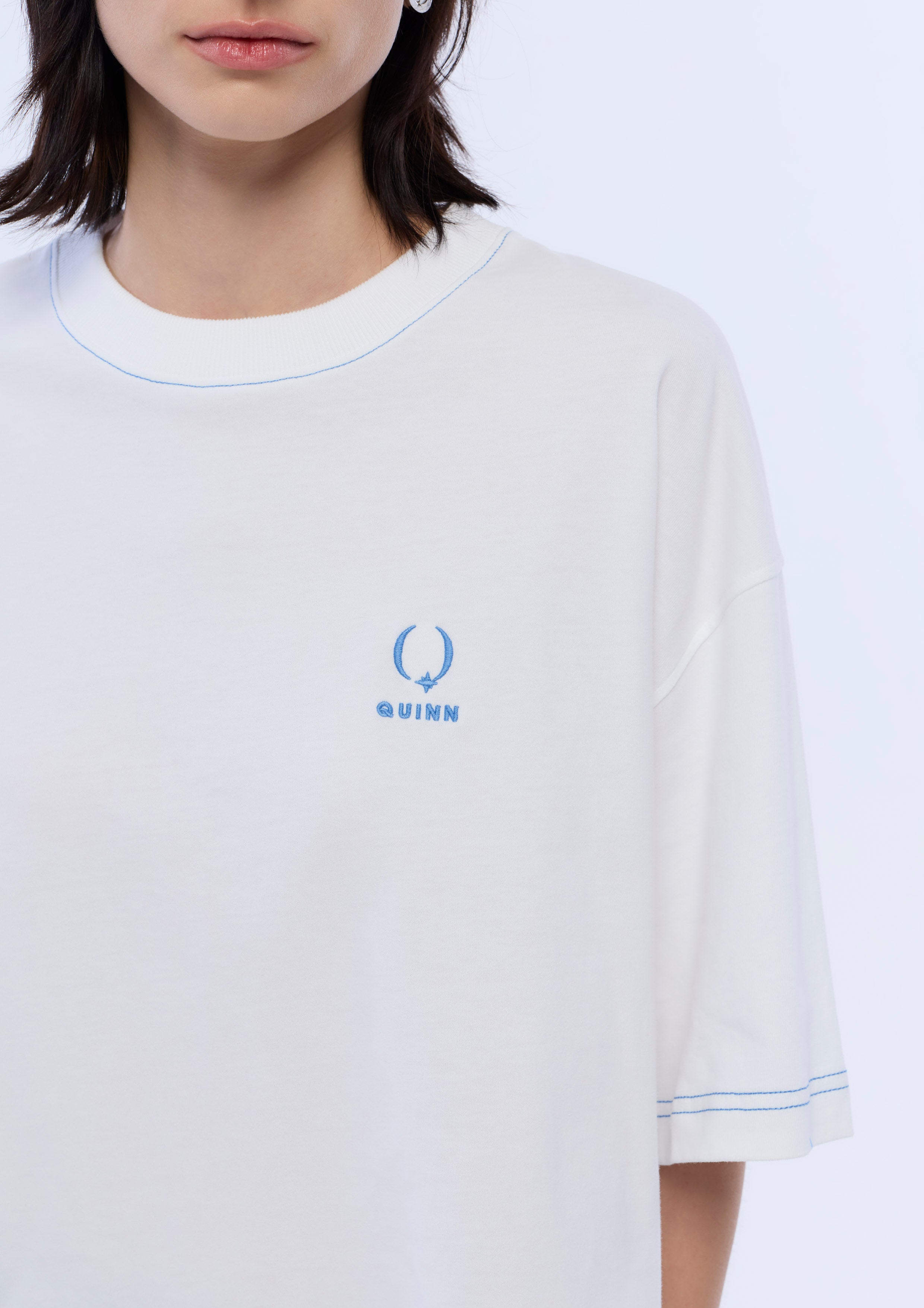 เสื้อยืดแขนสั้นโอเวอร์ไซซ์ปักโลโก้
