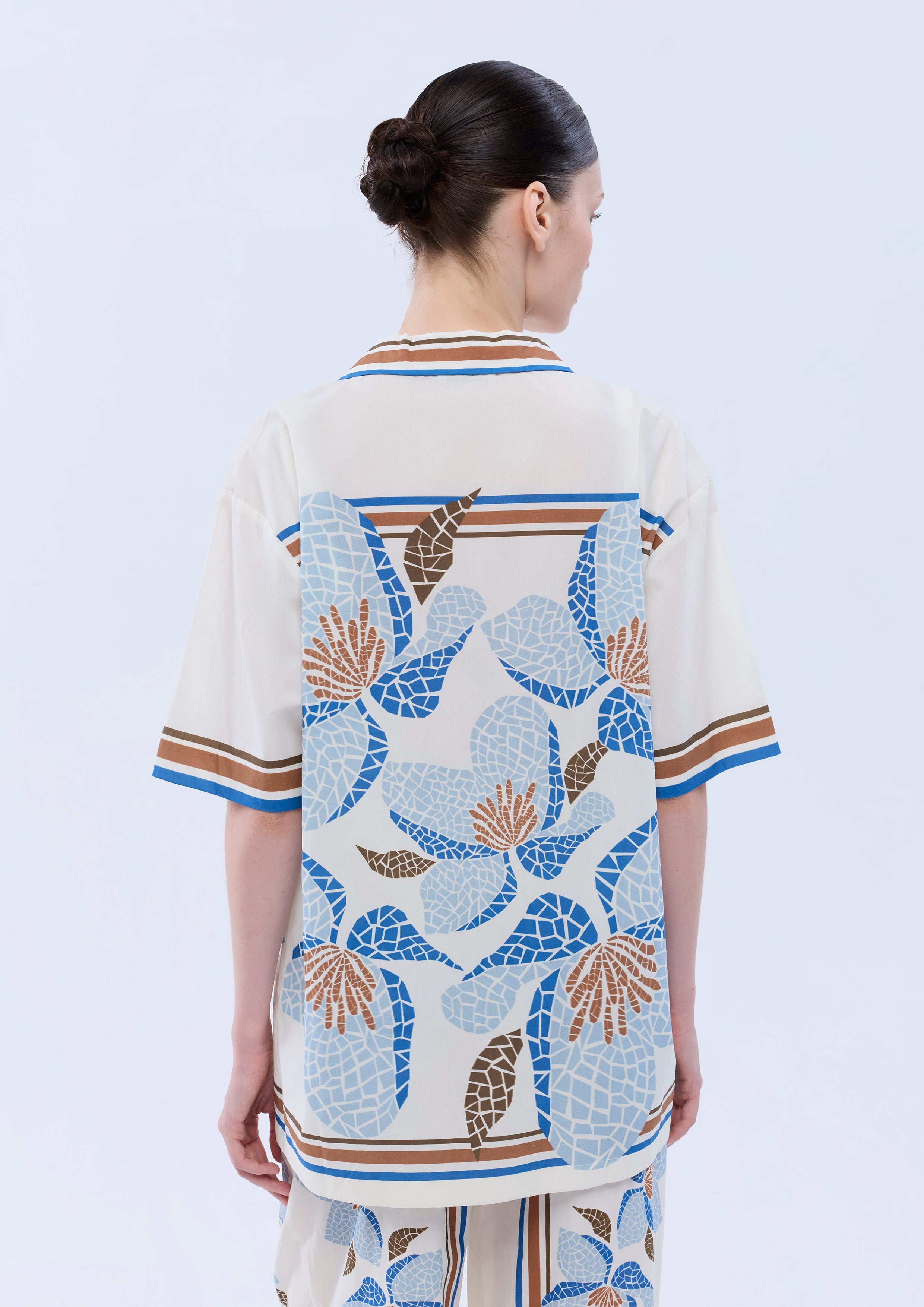 เสื้อเชิ้ตแขนสั้นพิมพ์ลายทรงรีแล็กซ์