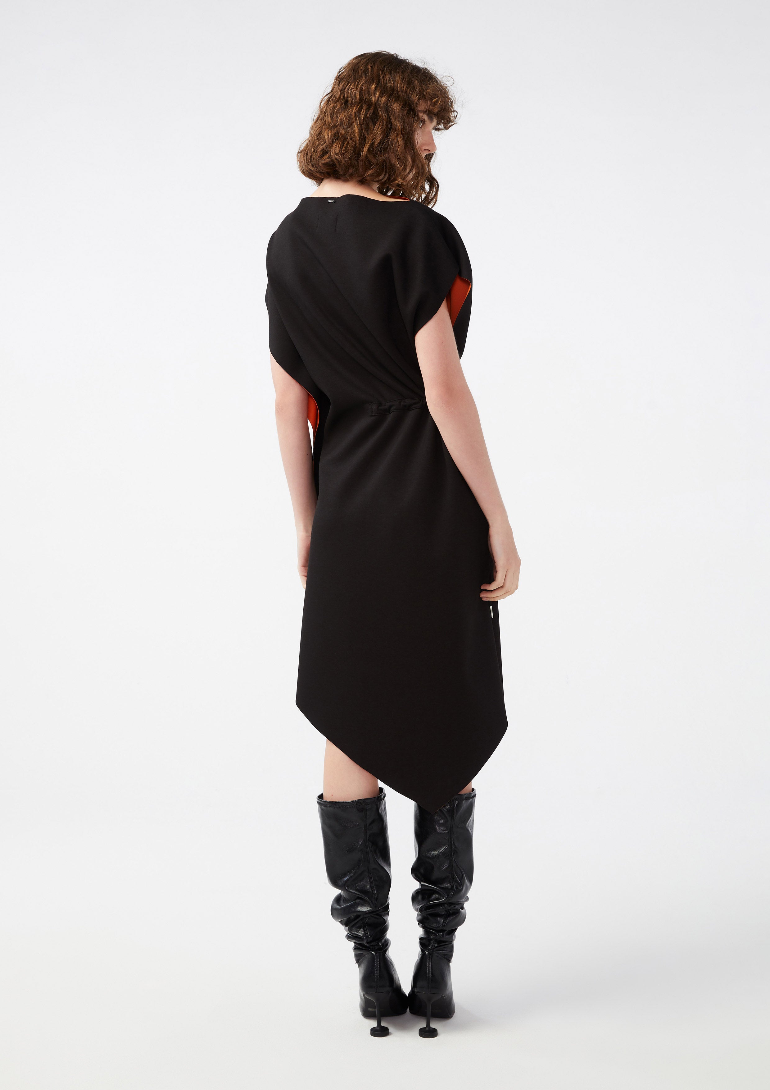 เดรสคลุมเข่าช่วงเอวแต่งเชือกรูด