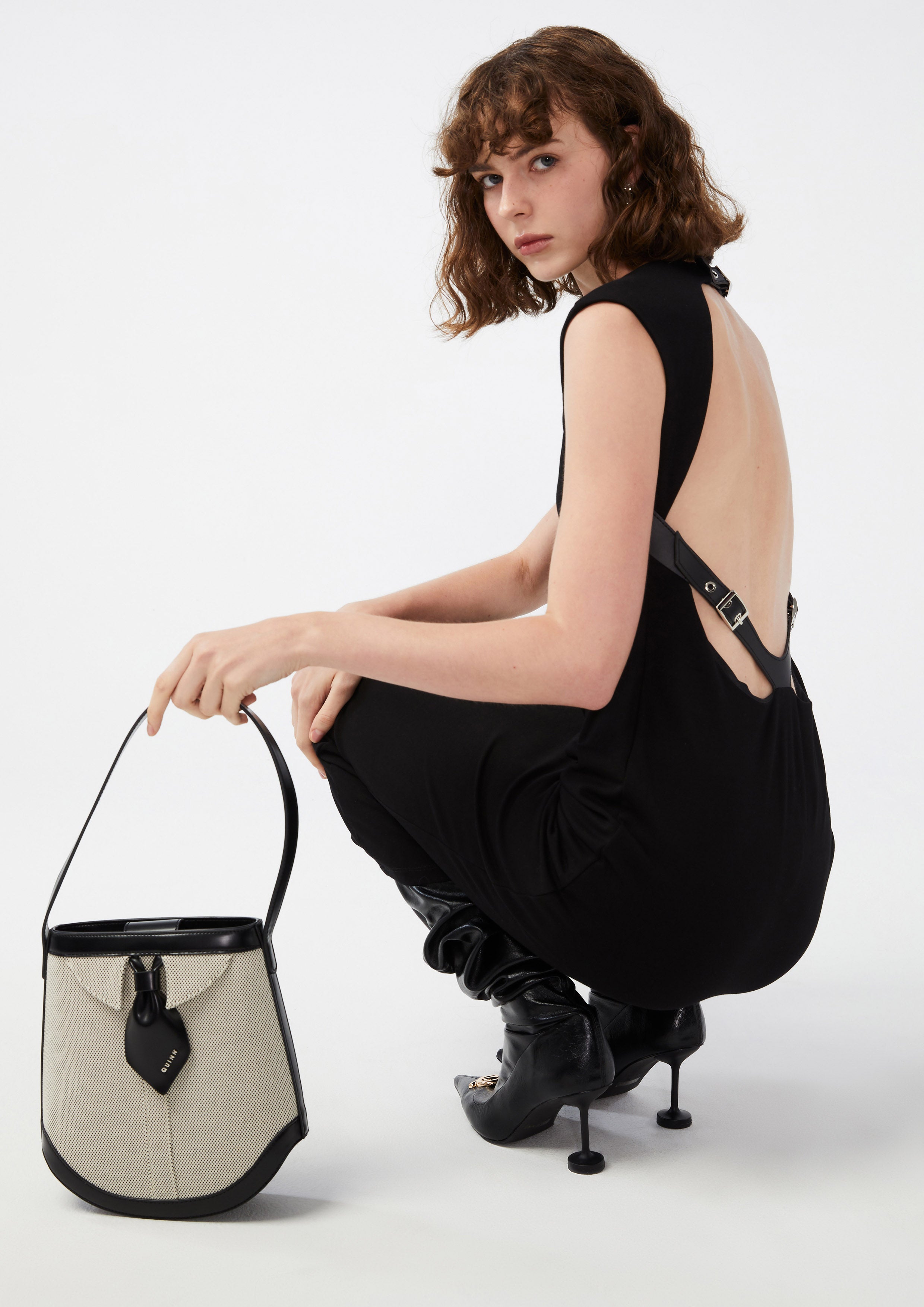 เดรสคลุมเข่าเปลือยไหล่