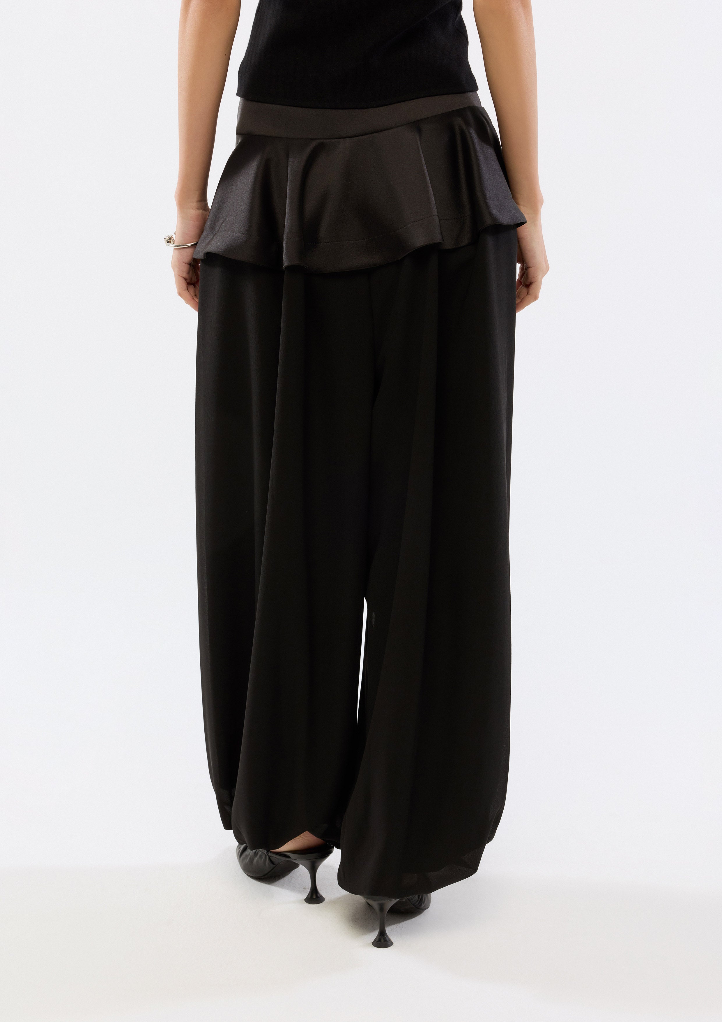 กางเกงขายาวทรงพองแต่งผ้าซาตินระบาย