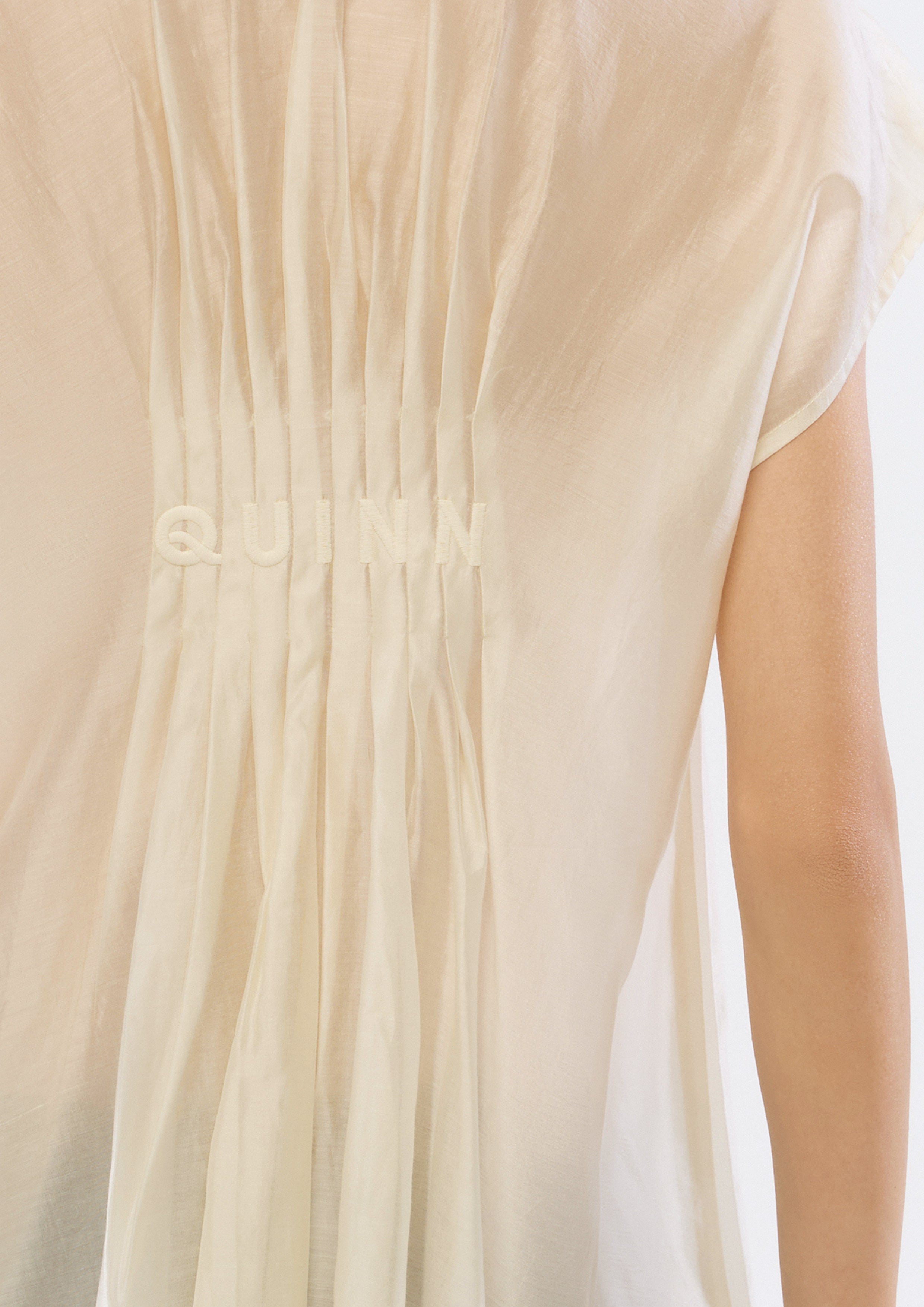 เสื้อเชิ้ตผ้าเชียร์แต่งผ้าพลีทโลโก้ด้านหลัง