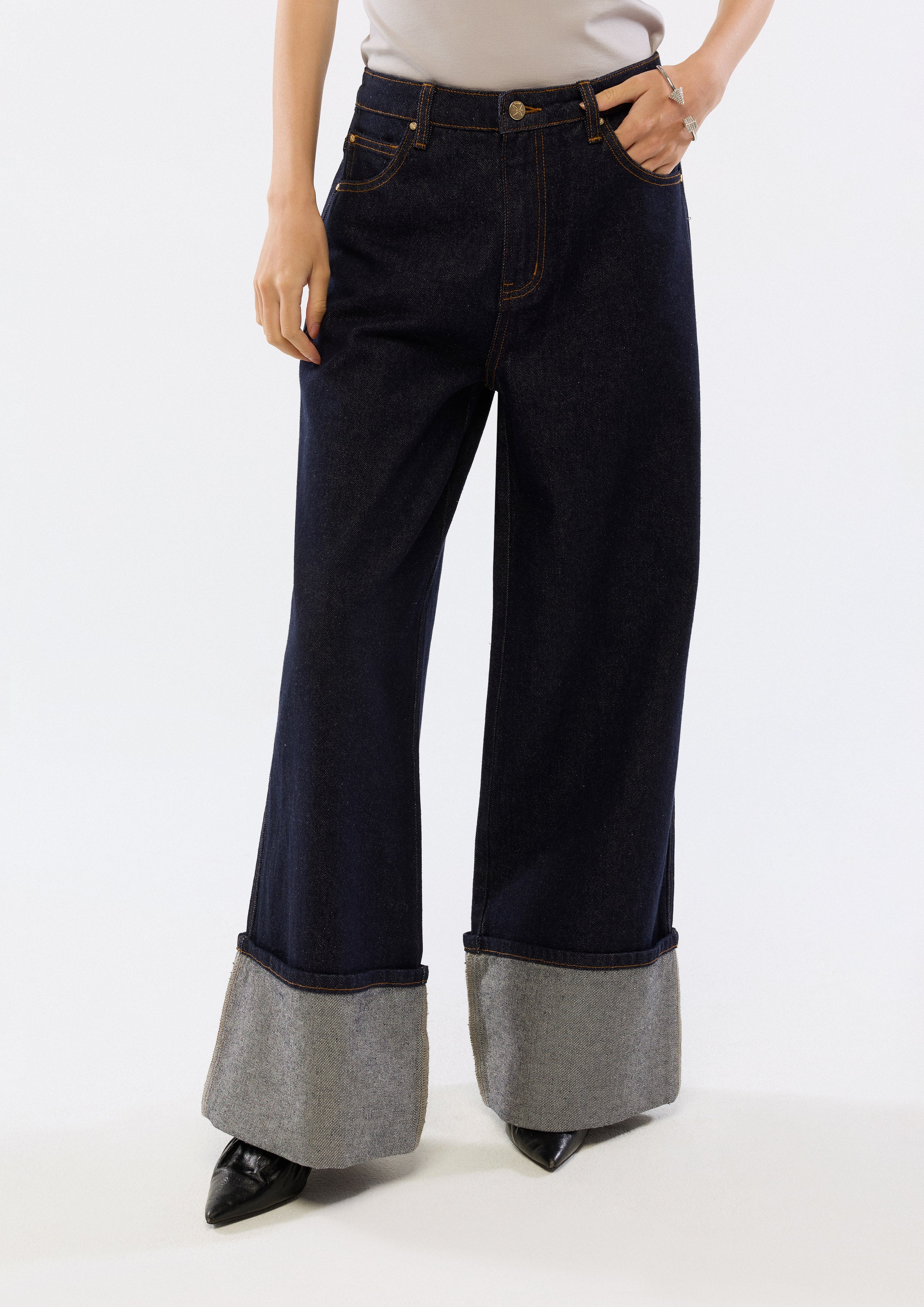 กางเกงเดนิมขายาวปลายขาพับ