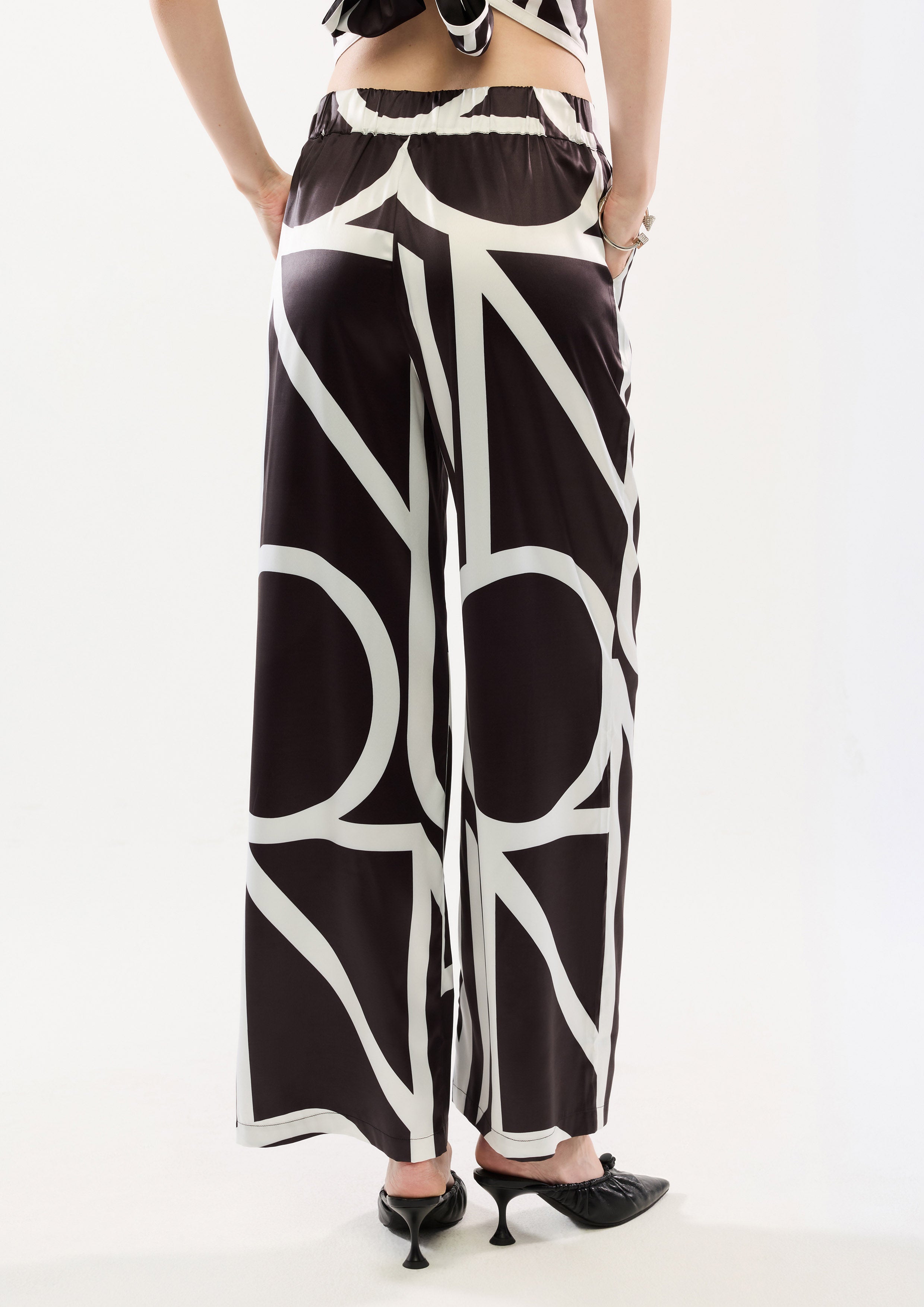 กางเกงซาตินขายาวพิมพ์ลายโมโนแกรม