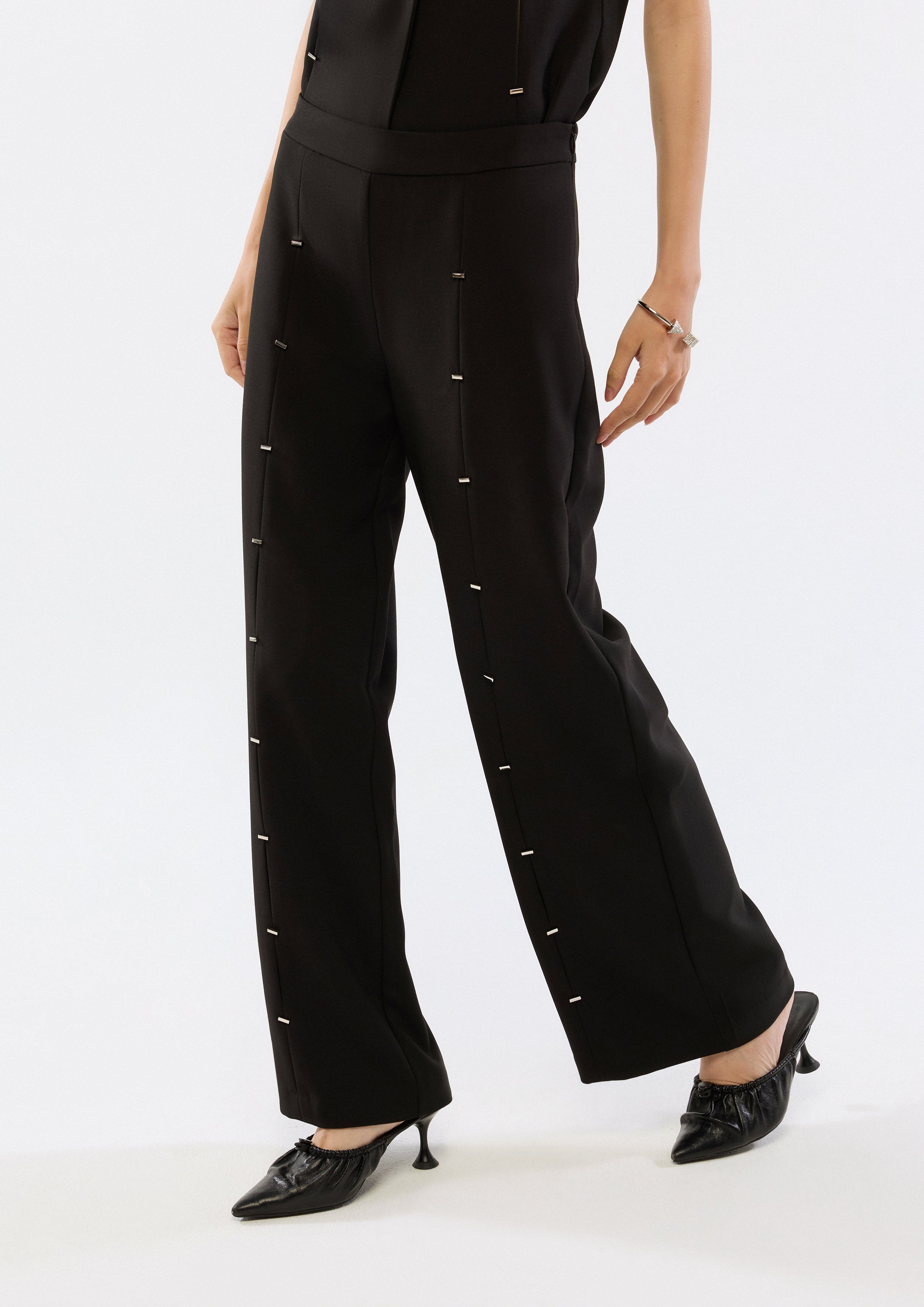 กางเกงขายาวแต่งคัตเอาท์พร้อมคลิปโลหะ