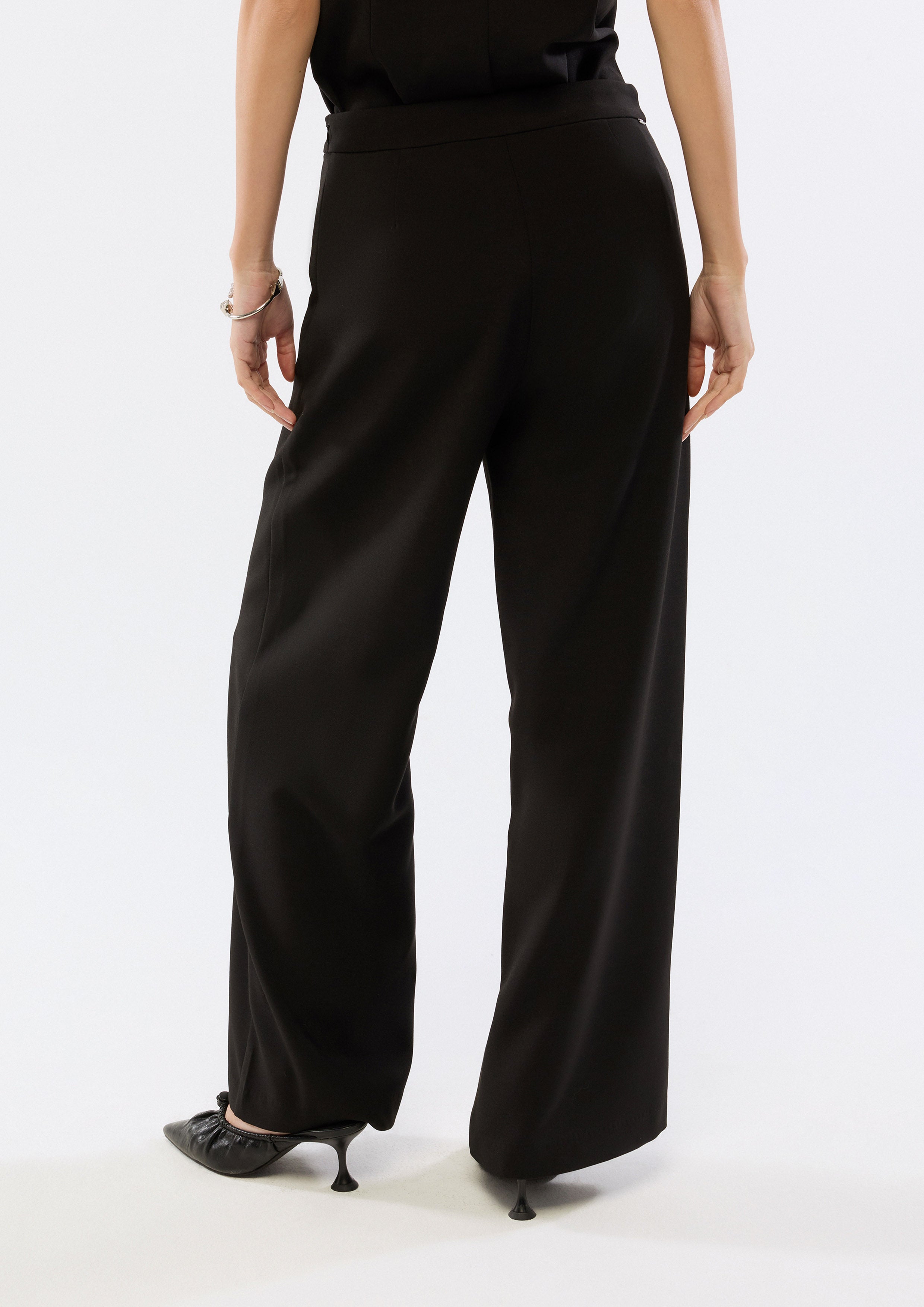 กางเกงขายาวแต่งคัตเอาท์พร้อมคลิปโลหะ