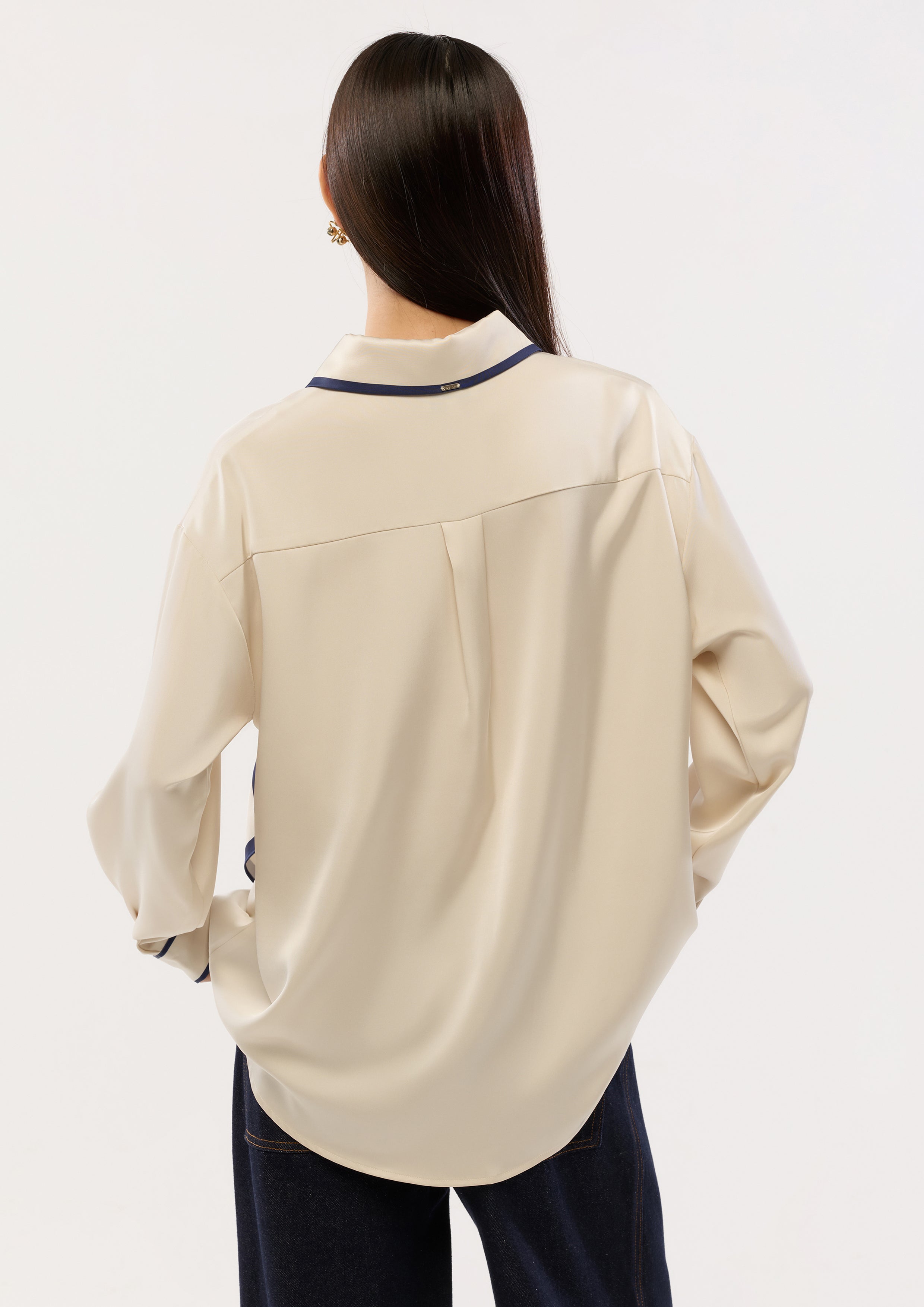 เสื้อเชิ้ตซาตินแต่งแผงผ้าพิมพ์ลาย