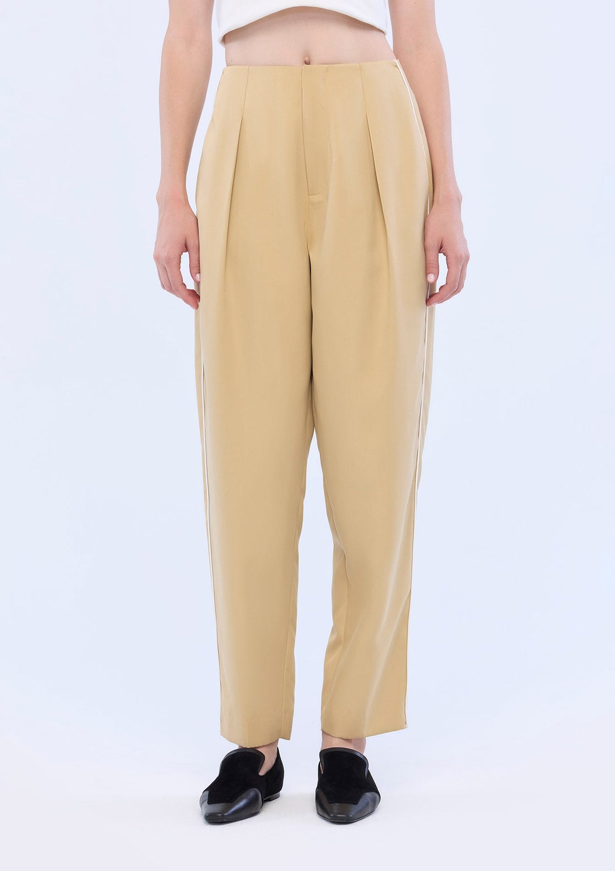 Pleated Taperd Leg Pants