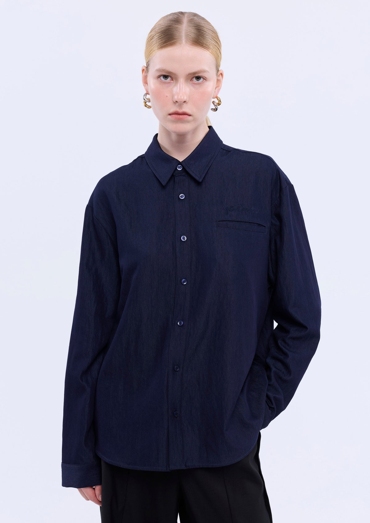 เสื้อเชิ้ตเดนิมแขนยาวปักโลโก้