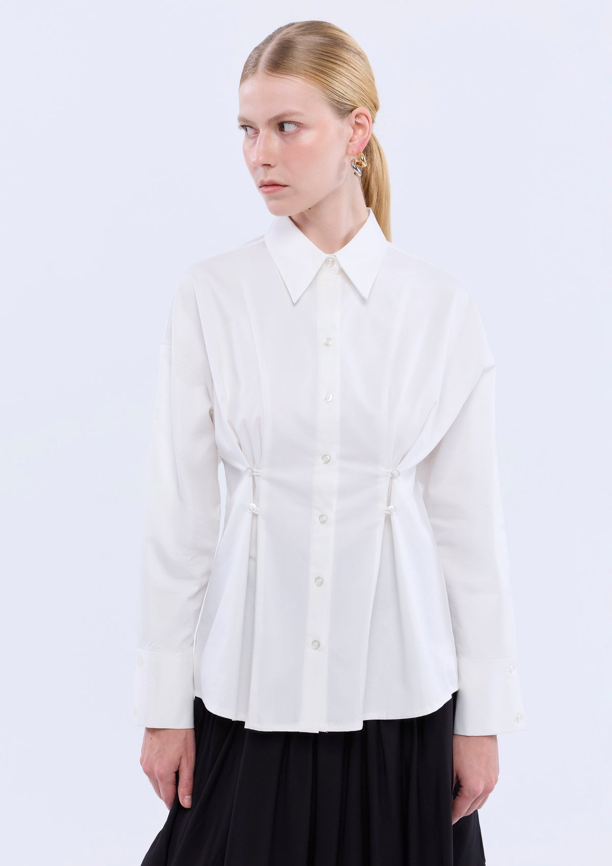 เสื้อเชิ้ตแขนยาวช่วงเอวเข้ารูปติดกระดุม