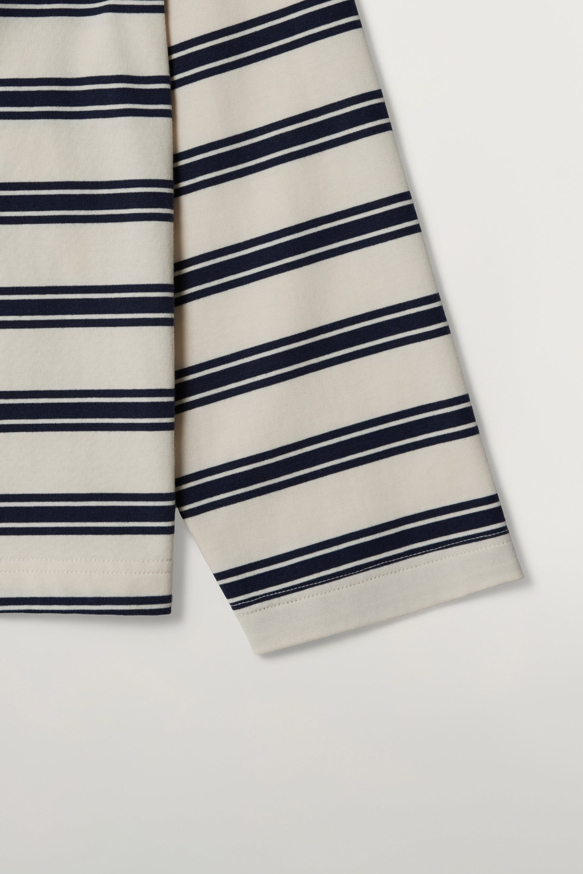 [RIIZE's Pick] (U) Font Striped Long Sleeve Navy